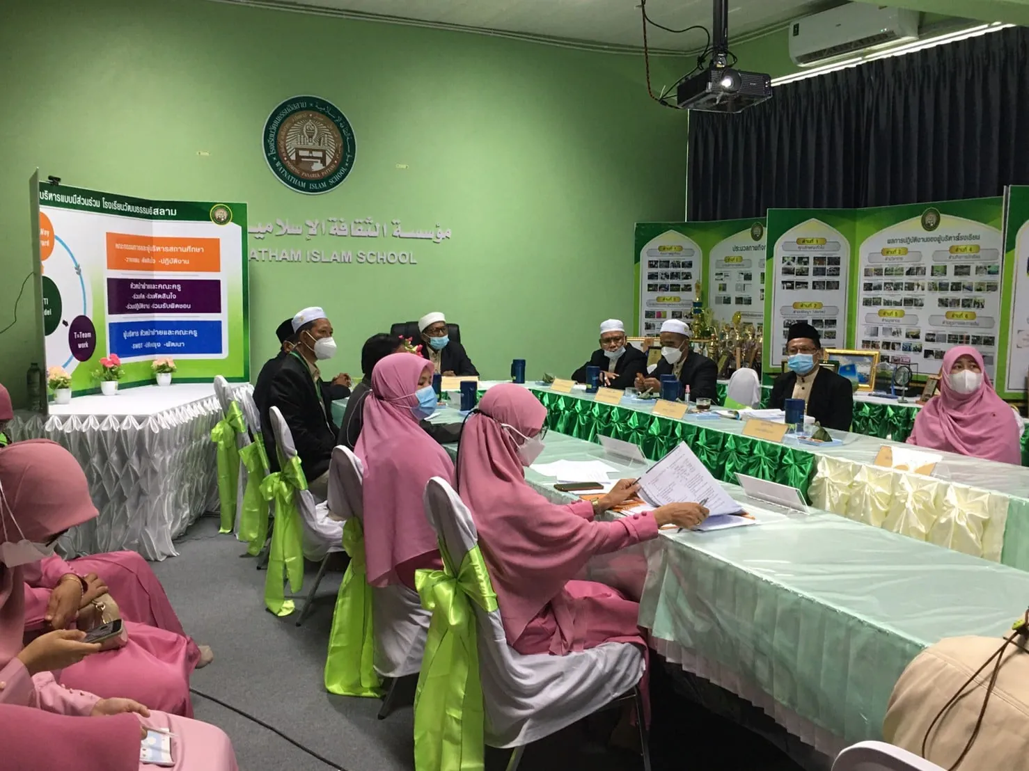 คณะกรรมการประเมินรางวัลพระราชทานในห้องประชุมโรงเรียน